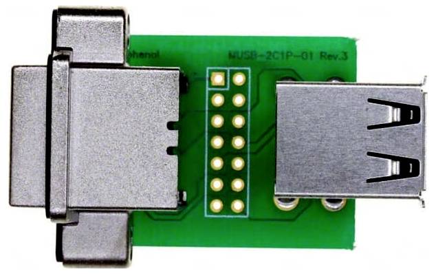 Mała zielona płytka drukowana z męskim złączem szeregowym (serial) po lewej stronie i żeńskim złączem USB po stronie prawej.