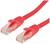 Czerwony kabel Ethernet z dwoma wtyczkami RJ45.