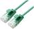 Zielony kabel sieciowy Ethernet z dwoma wtyczkami RJ45, używany do połączeń sieciowych w sieciach komputerowych.