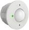 Okrągły, biały czujnik ruchu z zielonym światłem sygnalizuje gotowość do pracy. Nadaje się do montażu sufitowego.