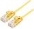 Żółty kabel Ethernet z wtyczkami RJ-45 na obu końcach, używany do połączeń sieciowych, leży obok siebie.