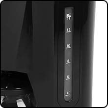 Zbliżenie czarnego czajnika elektrycznego z przezroczystym wskaźnikiem poziomu wody. Skala wskazuje poziom wody od 4 do 12 filiżanek.