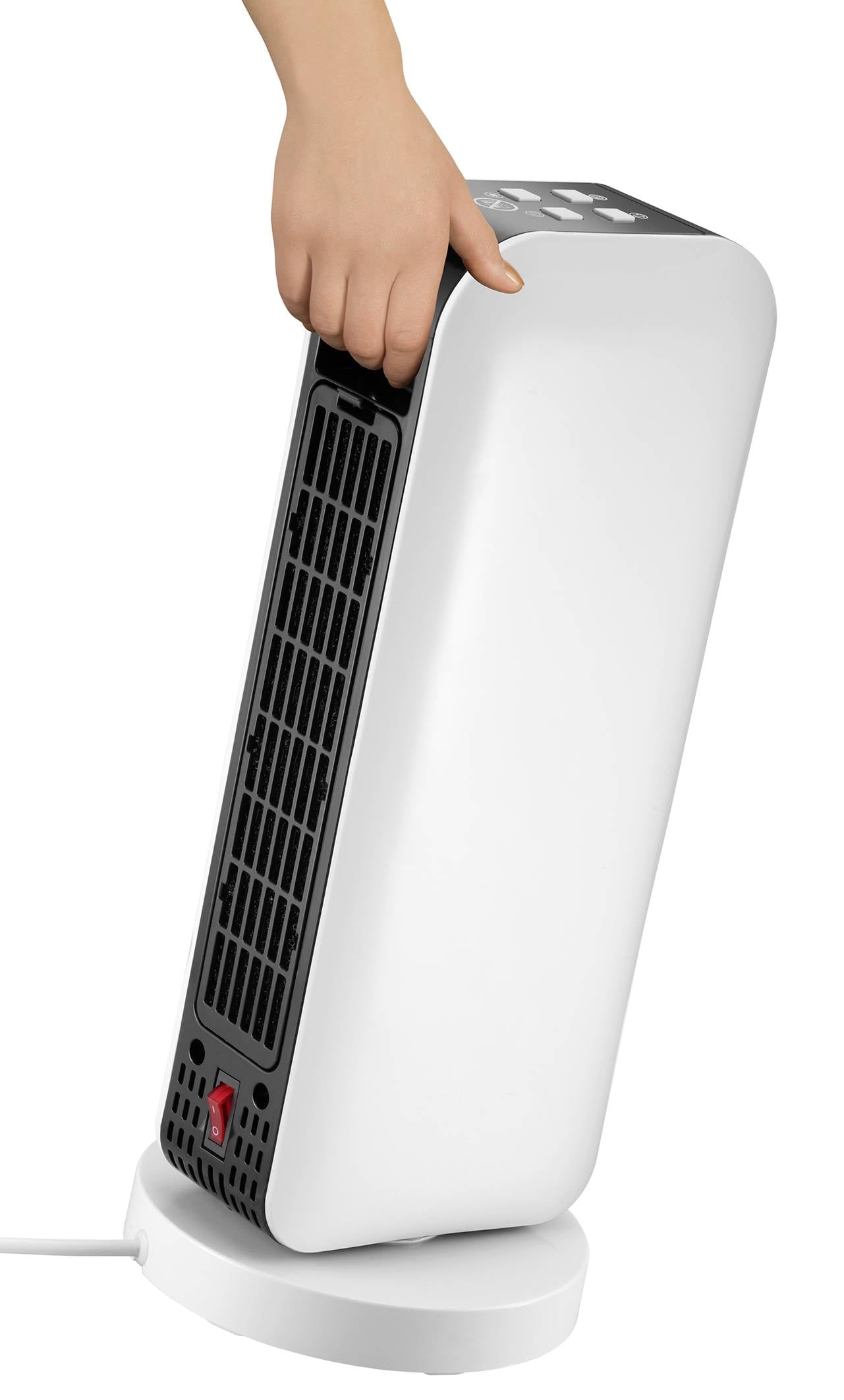 Dłoń trzyma przenośny, biały grzejnik elektryczny z czarną metalową kratką, stojący na okrągłej podstawie. Widoczny jest przewód zasilający.