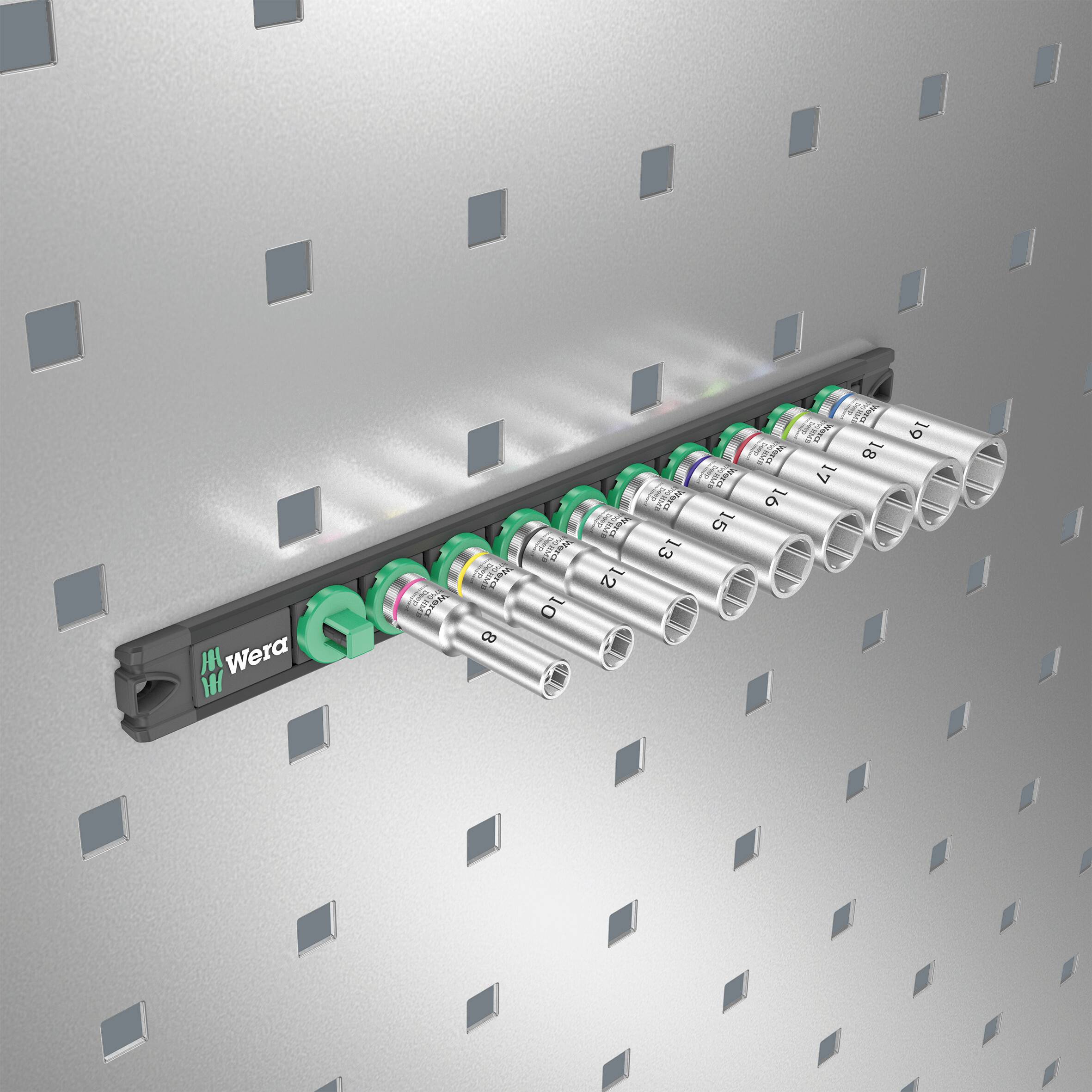 Zestaw kluczy nasadowych od 7 do 19 mm na tablicy z otworami. Każdy klucz nasadowy posiada własne oznaczenie kolorowe do szybkiej identyfikacji.