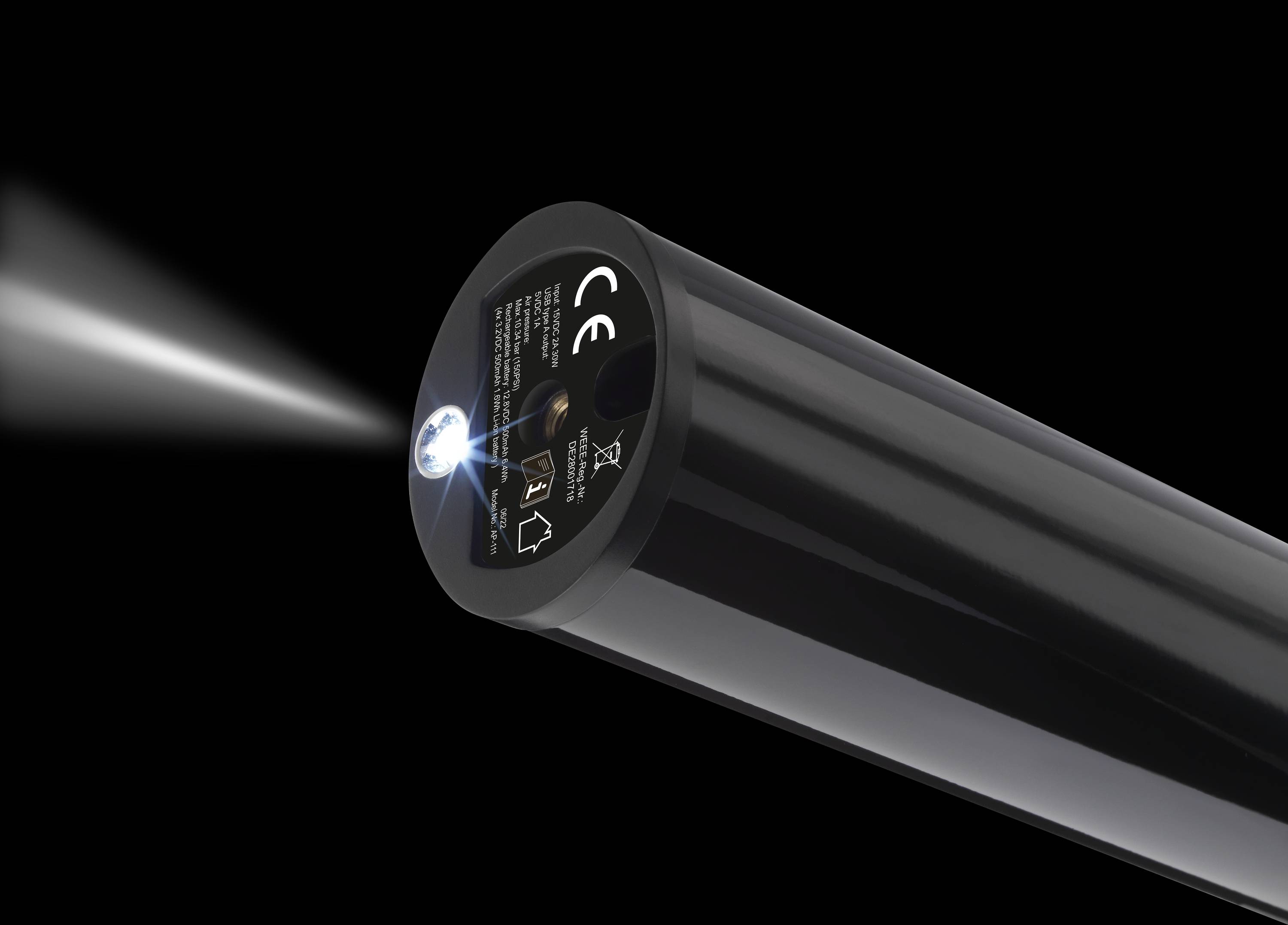 Czarny cylindryczny nasadka latarki z świecącym końcem. Po stronie widoczne są symbole i znak CE.