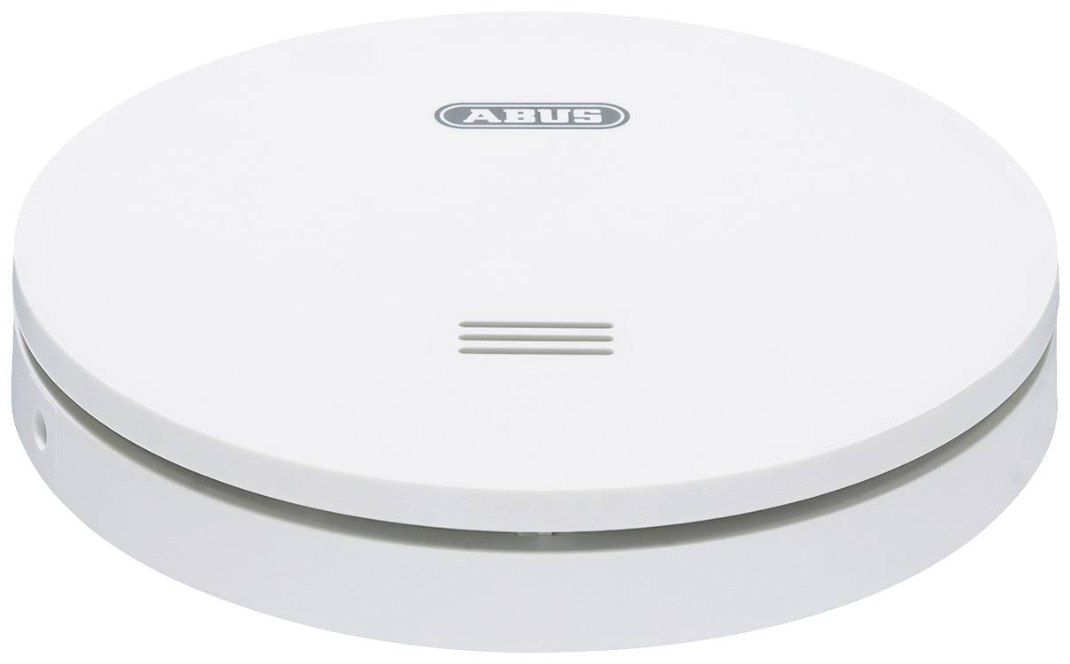 Biały, okrągły czujnik dymu z logo pośrodku. Opracowany do wykrywania dymu w pomieszczeniach w celu zwiększenia bezpieczeństwa.