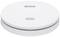 Biały, okrągły czujnik dymu z logo pośrodku. Opracowany do wykrywania dymu w pomieszczeniach w celu zwiększenia bezpieczeństwa.