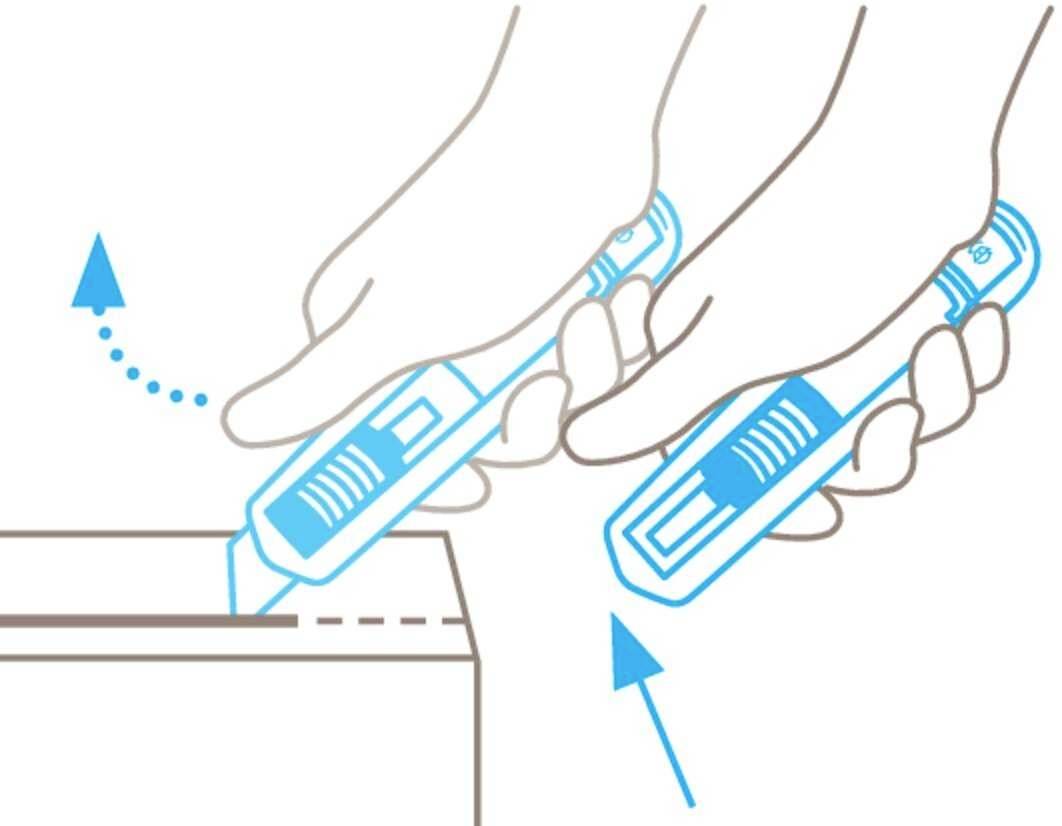 Rysunek przedstawia dwie ręce trzymające nóż do tapet, które wspólnie otwierają pudełko. Strzałki wskazują kierunek ruchu cięcia.