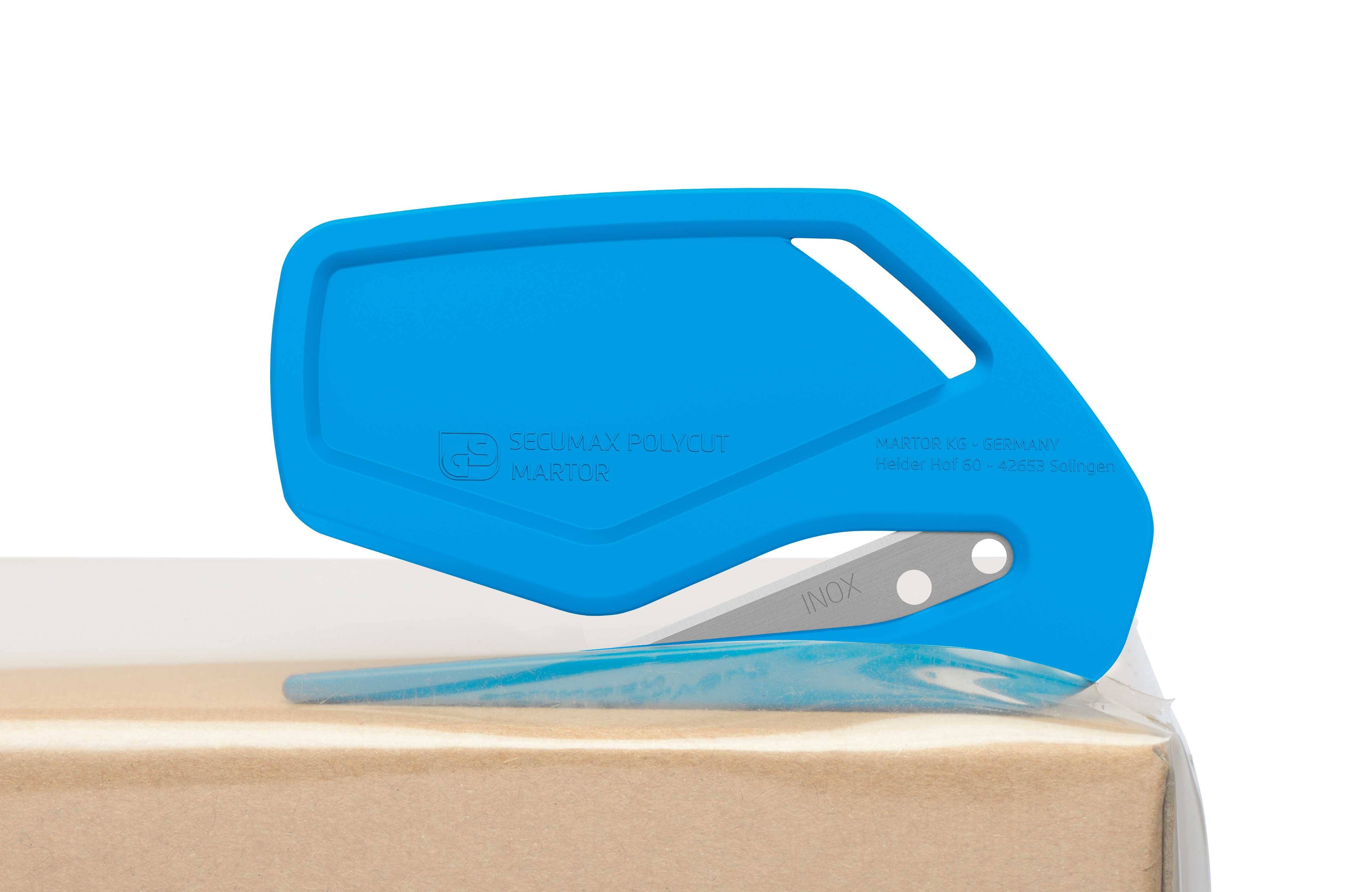 Niebieski bezpieczny nóż do kartonów tnie karton. Ergonomiczny design z ostrym ostrzem zapewnia bezpieczne i wydajne otwieranie.