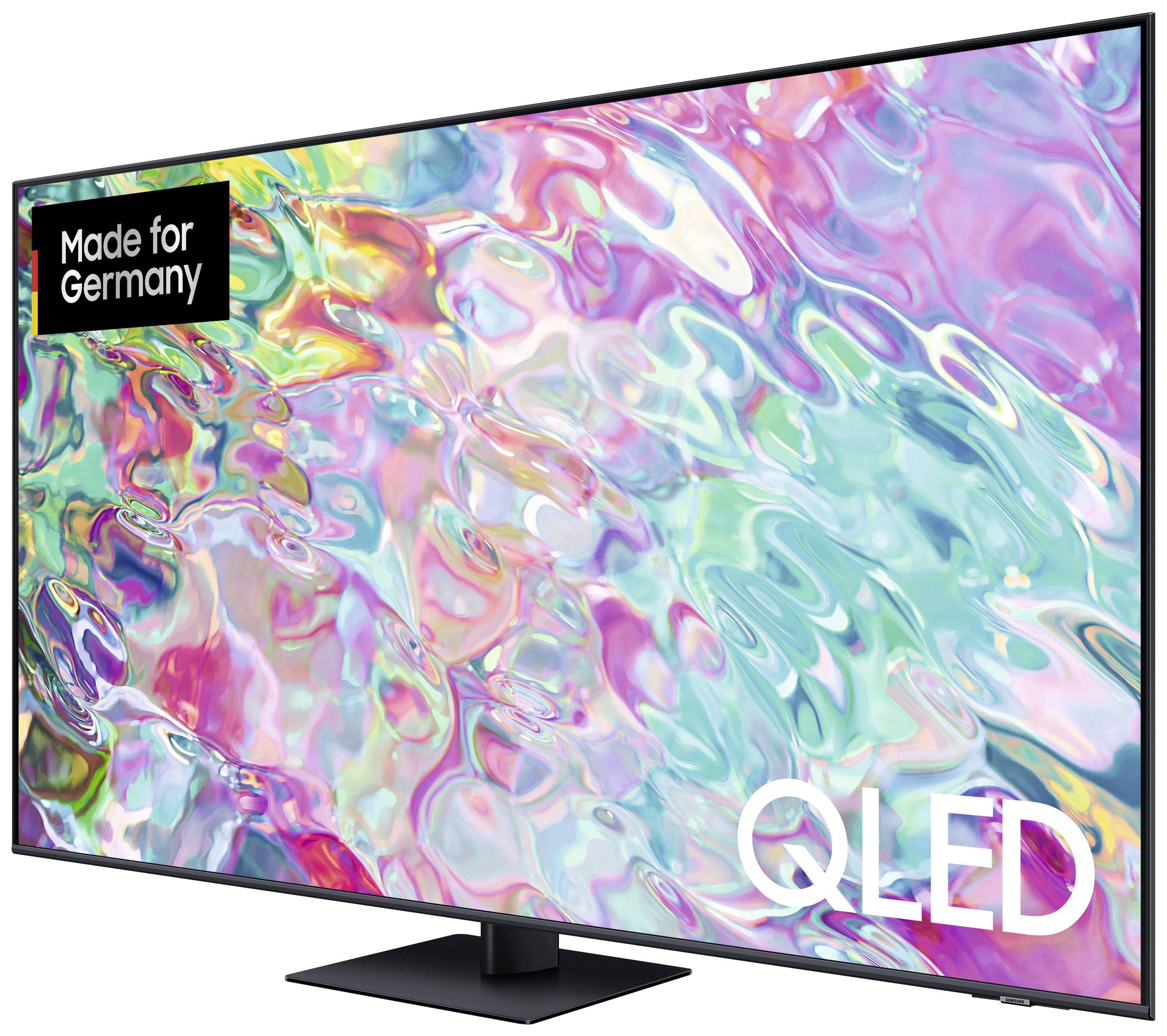 Telewizor z żywym, kolorowym ekranem. W lewym górnym rogu oznaczenie: 'Made for Germany'. W prawym dolnym rogu napis: 'QLED'.