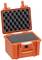 Otwarty, pomarańczowy kufer ochronny z wyściółką piankową, odpowiedni do bezpiecznego transportu wrażliwego sprzętu.