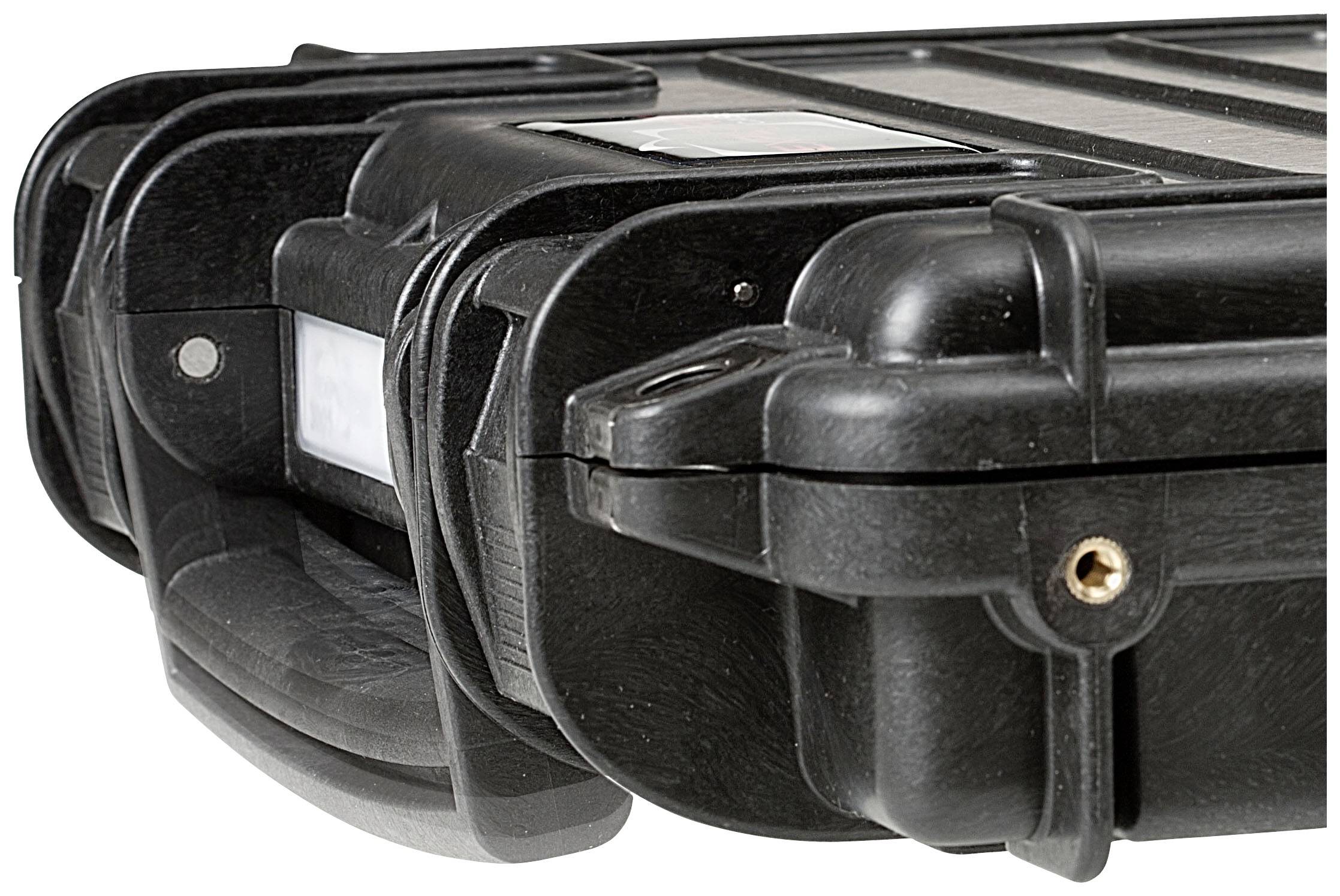 Czarny twardy kufer z tworzywa sztucznego z wzmocnionymi narożnikami i solidnym uchwytem. Idealny do bezpiecznego transportu.