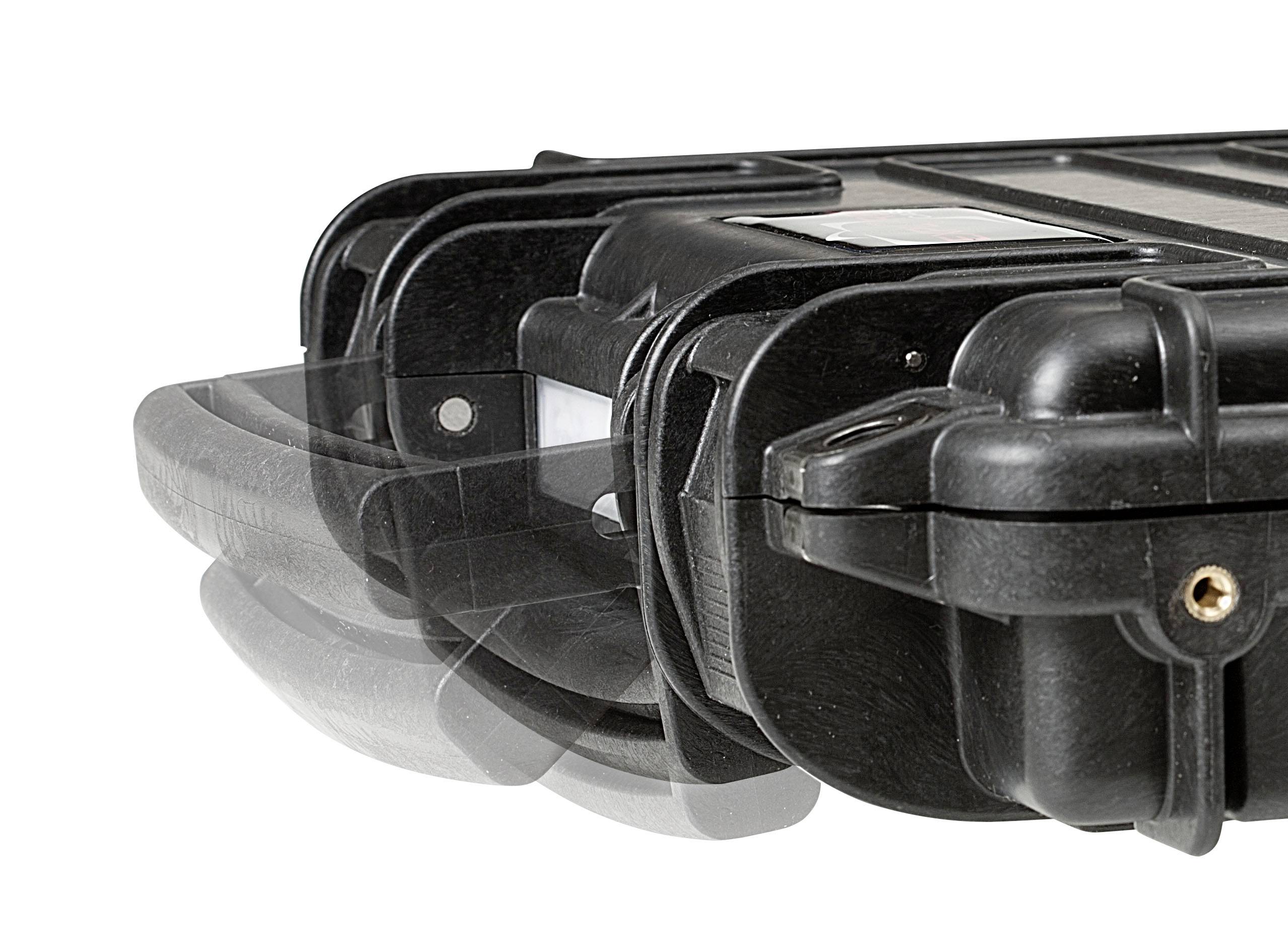 Czarny walizka twarda z składaną rączką, przedstawiona w ruchu, aby zademonstrować funkcjonalność uchwytu.