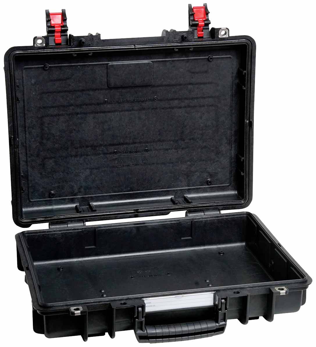 Otwarty, pusty czarny kufer twardy z czerwonym zamknięciem, odpowiedni do bezpiecznego transportu przedmiotów.