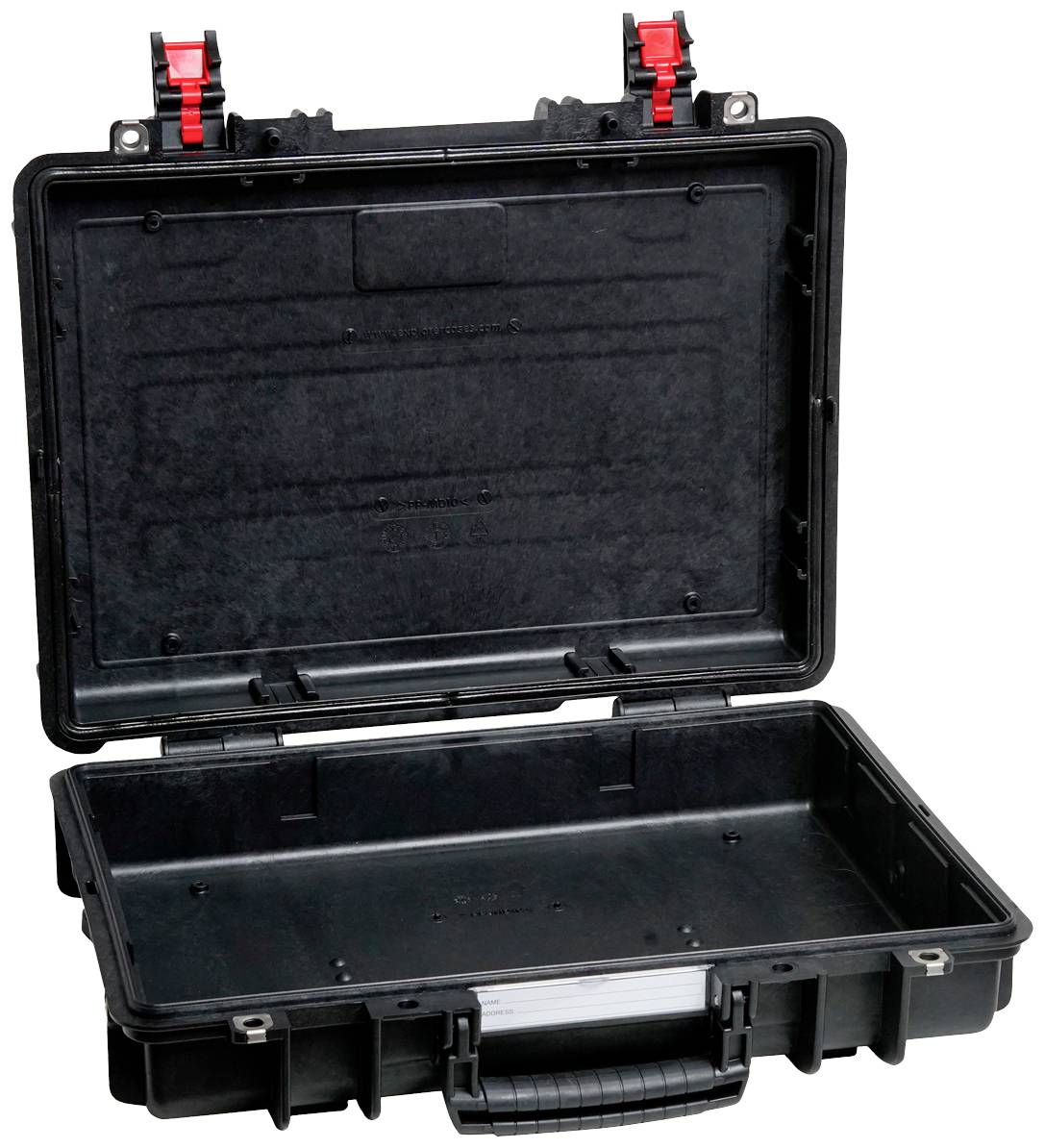 Czarny, otwarty twardy kufer z czerwonym mechanizmem zamykającym, odpowiedni do bezpiecznego transportu delikatnych przedmiotów.