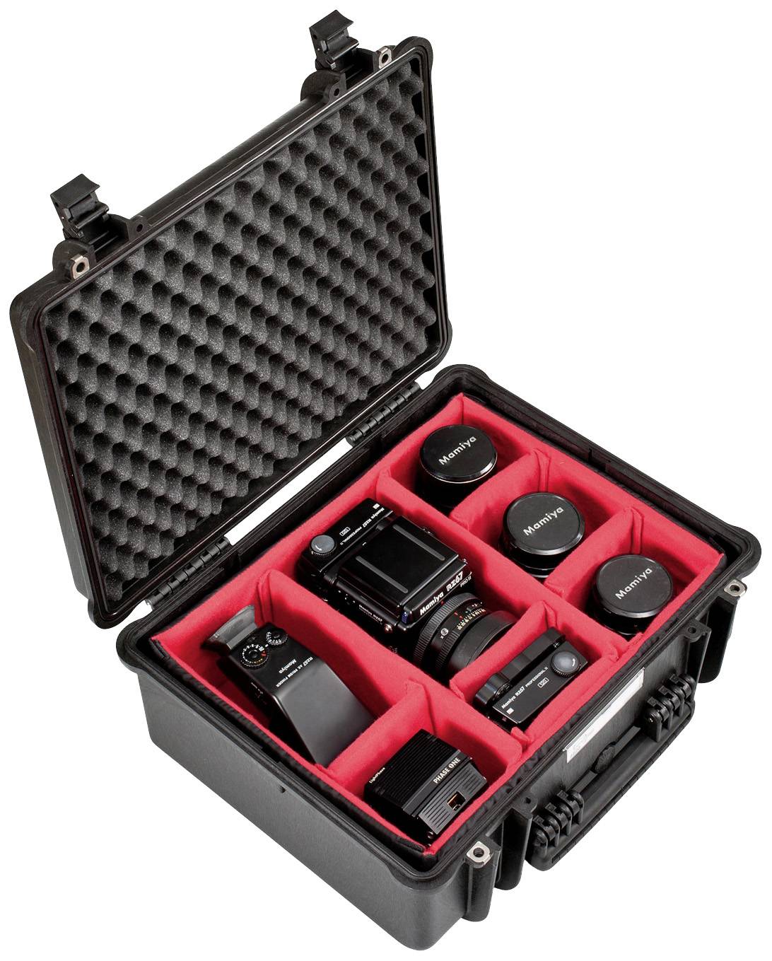 Sprzęt fotograficzny w otwartej walizce transportowej z wkładką z czerwonej pianki, wyposażonej w kilka obiektywów i akcesoriów, przygotowany do przewozu.