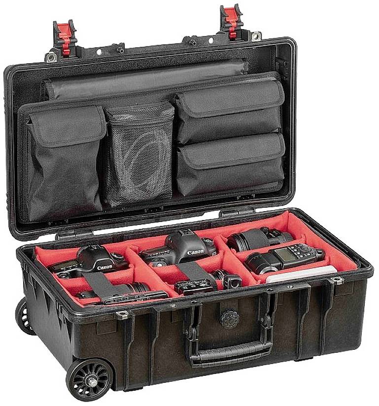 Otwarty czarny twardy kufer z czerwoną wyściółką i przegródkami, który organizuje kilka aparatów fotograficznych i akcesoriów.