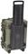 Wytrzymały, oliwkowozielony walizka na kółkach z wysuwaną rączką i wzmocnionymi narożnikami, odpowiednia do ochrony delikatnego sprzętu.