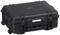 Czarny, wytrzymały kufer na kółkach z uchwytem, odpowiedni do transportu delikatnych przedmiotów.