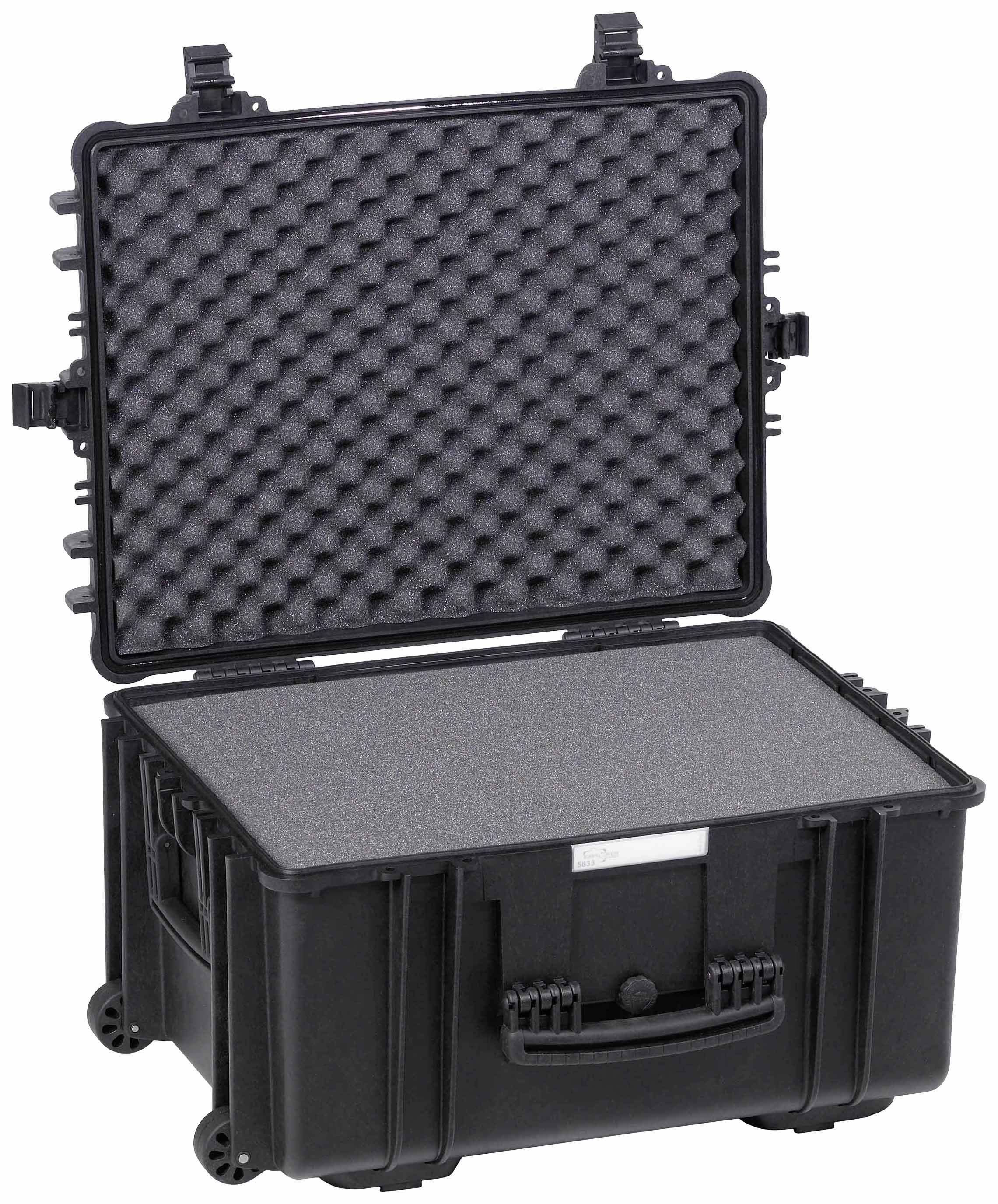 Czarny, sztywny kufer z otwartą pokrywą i wyściółką z pianki, odpowiedni do zabezpieczania delikatnych lub cennych przedmiotów.