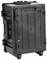Czarny, wytrzymały twardy kufer transportowy z kółkami i uchwytami, odpowiedni do bezpiecznego przewożenia delikatnego sprzętu.