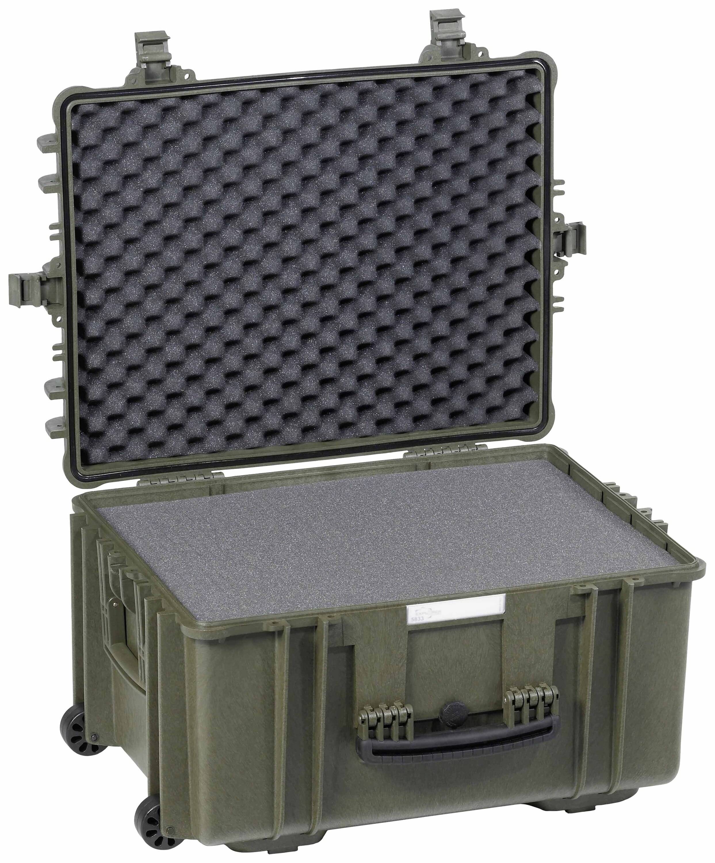 Solidny, otwarty kufer transportowy z wkładkami piankowym do ochrony delikatnego sprzętu, ciemnozielony, wyposażony w kółka i uchwyt.