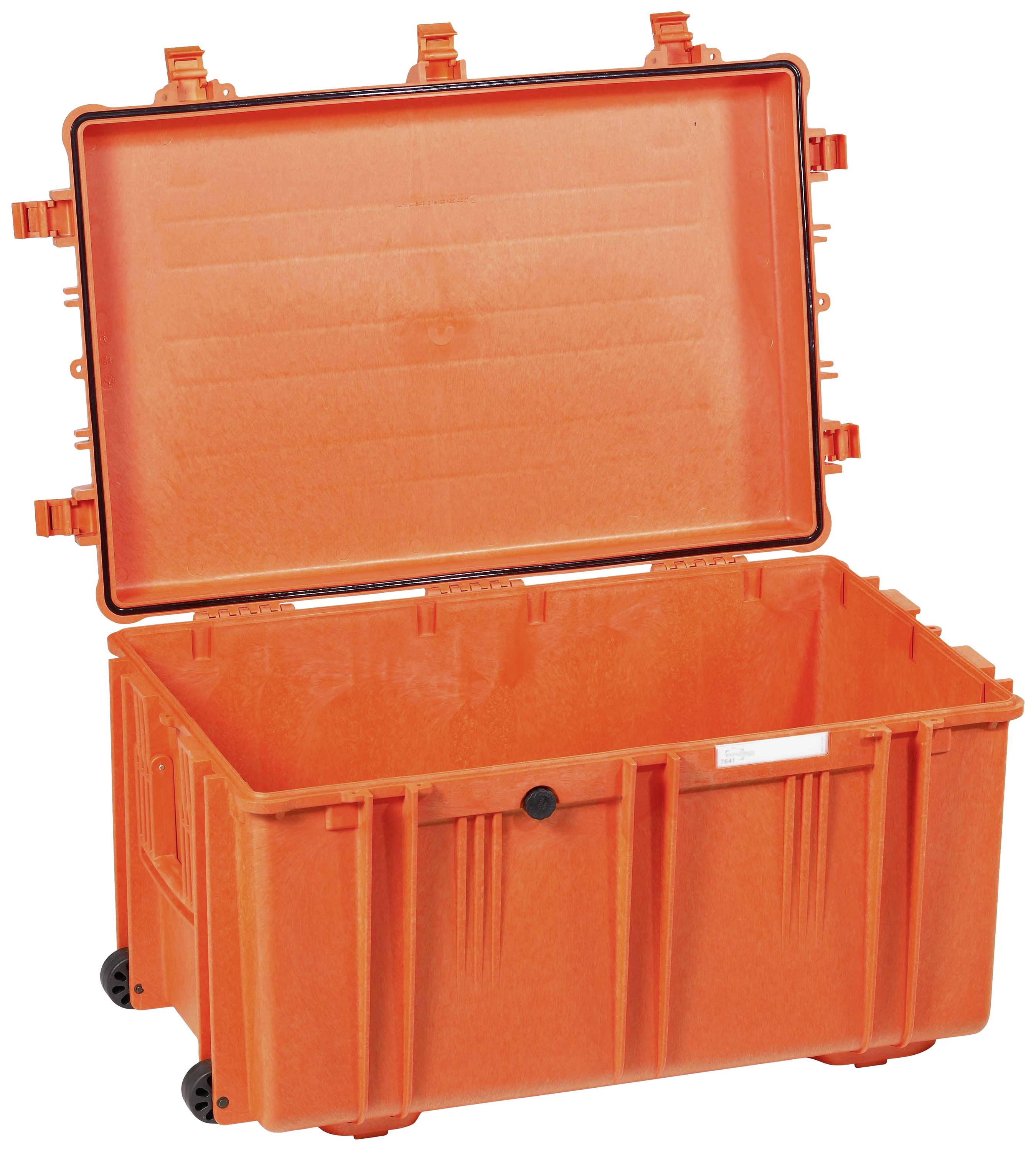 Duży, pomarańczowy kufer ochronny z otwartą pokrywą. Kufer posiada kółka i jest używany do bezpiecznego przechowywania i transportu.