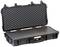 Otwarty czarny twardy kufer z wyściółką piankową, odpowiedni do transportu delikatnego sprzętu.