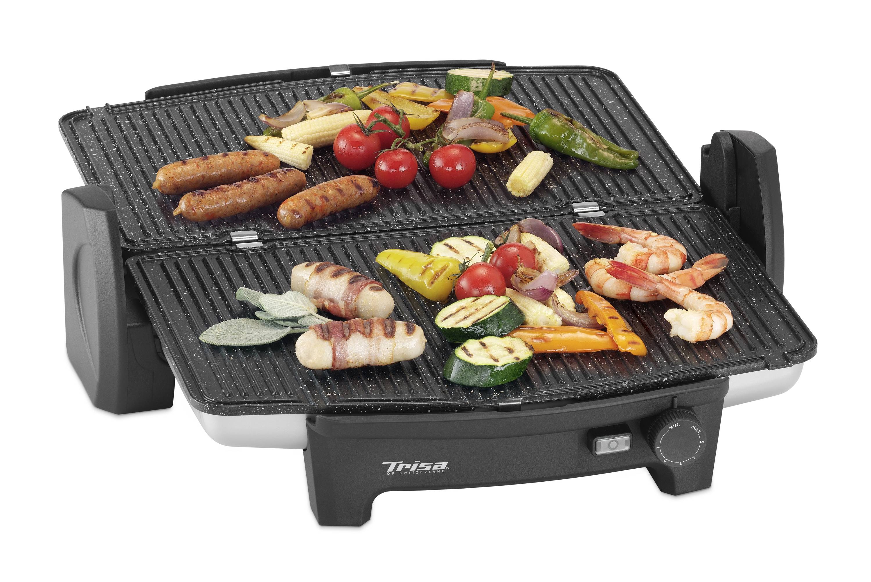 Elektryczny grill z otwartą powierzchnią grillową. Różne produkty do grillowania: kiełbaski, warzywa i krewetki. Idealny do grillowania w pomieszczeniach.