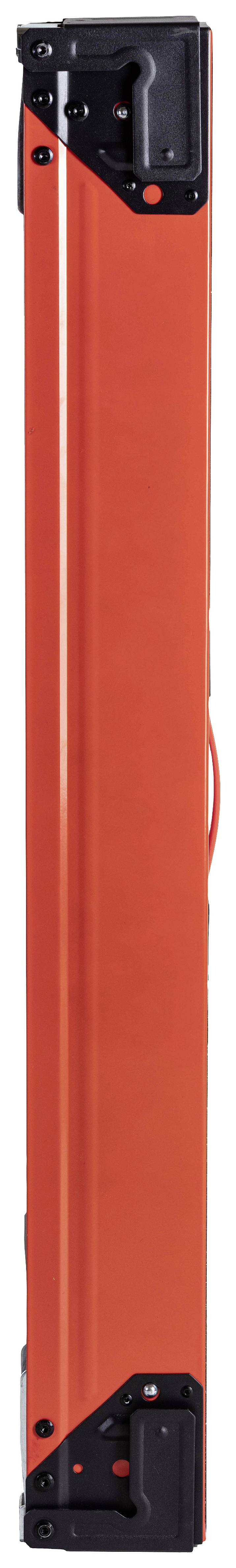 Długa, czerwona przenośna skrzynka narzędziowa stoi pionowo, z czarnymi wzmocnionymi narożnikami i uchwytem do przenoszenia z boku.