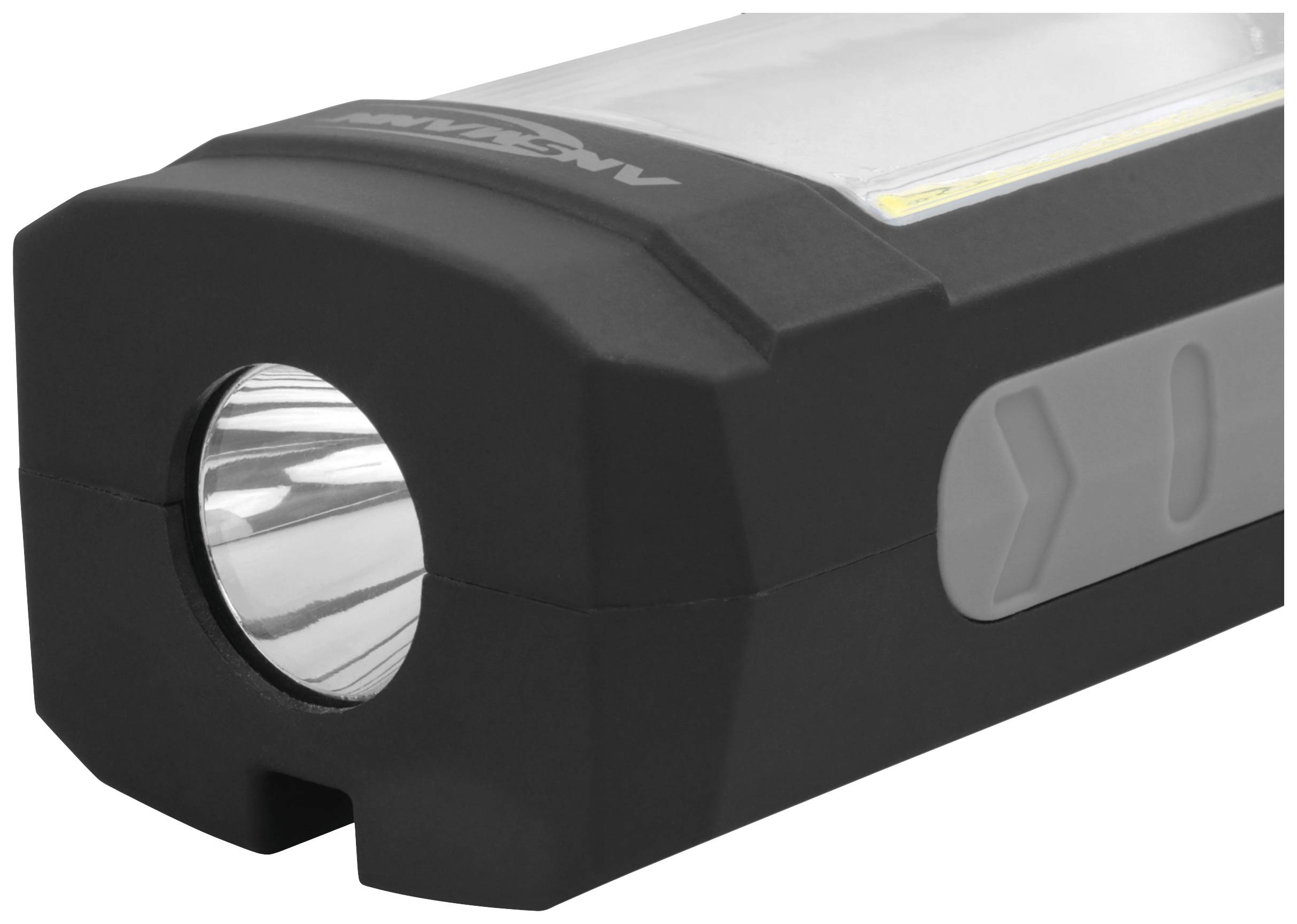 Czarna latarka z srebrnym reflektorem prezentuje źródło światła. Obudowa posiada szare przyciski po bokach.