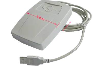 Czytnik USB w szarooliwkowej obudowie z kablem o długości około 90 cm. Urządzenie służy do odczytu informacji z kart cyfrowych.