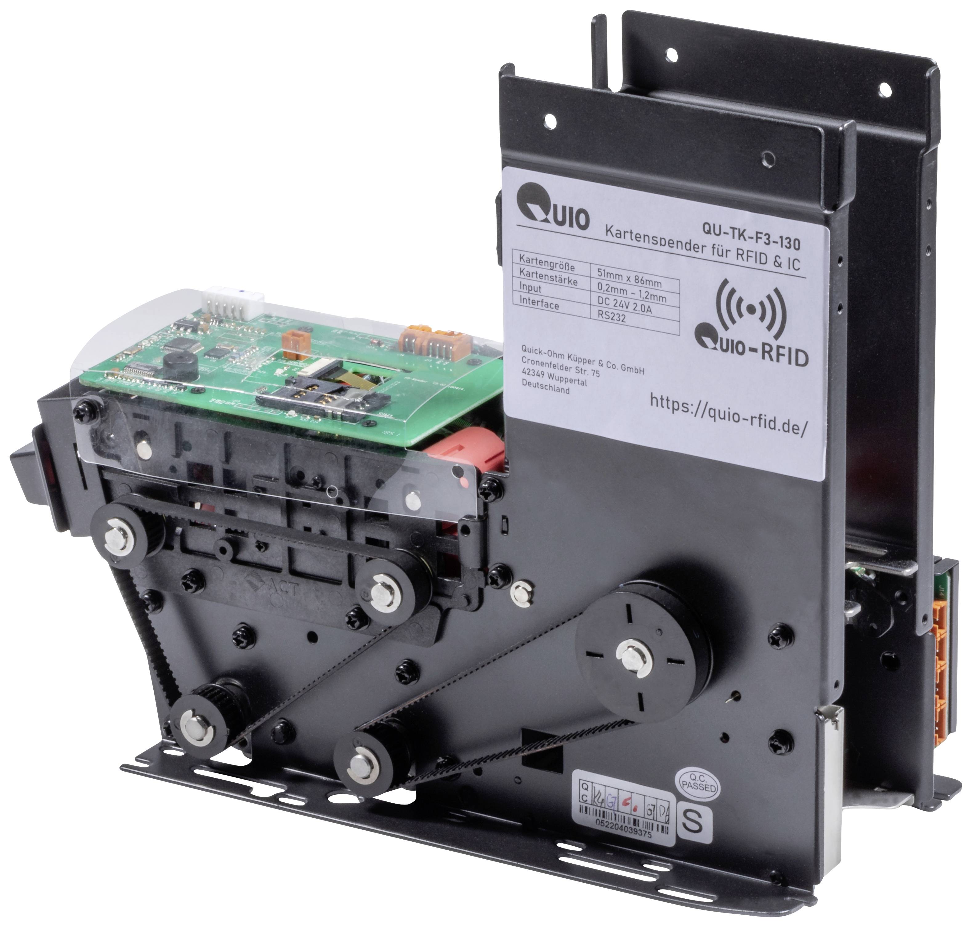 Nadajnik karty RFID firmy Quio, model QU-TK-F3-130, prezentuje komponenty mechaniczne i elektroniczne. Po lewej stronie widoczna jest zielona płytka drukowana.