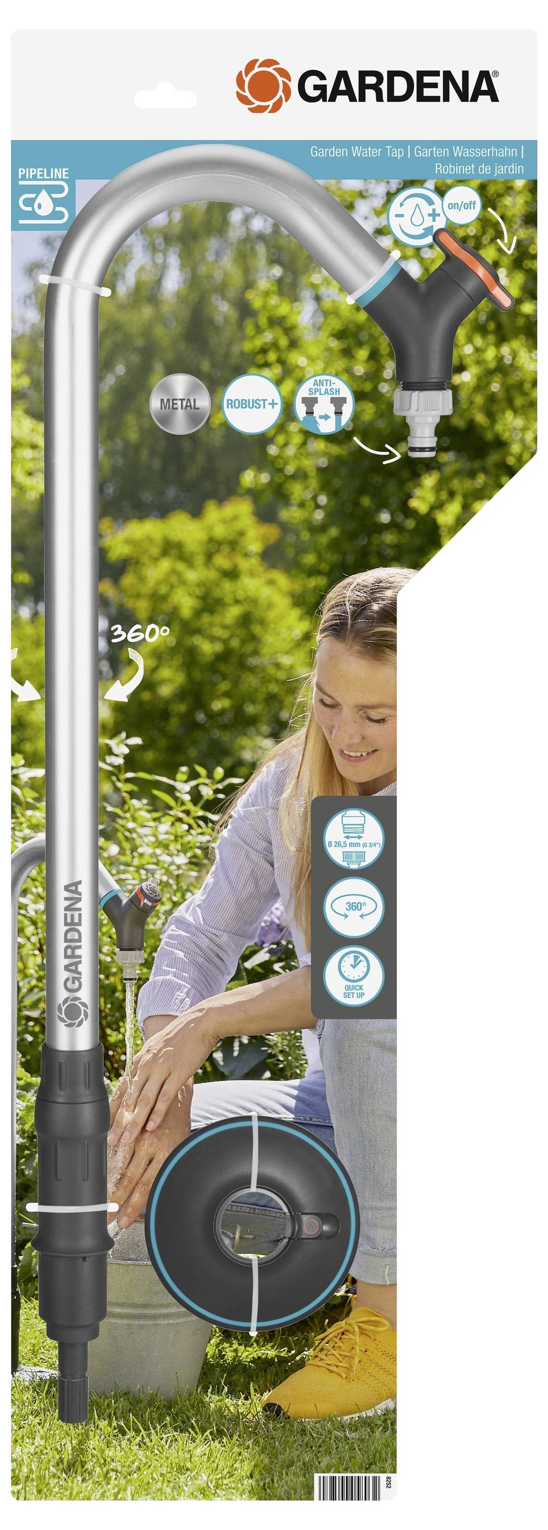 Kobieta podlewa rośliny za pomocą ogrodu kranu wodnego Gardena, wyposażonego w obracającą się w pełnym zakresie 360 stopni głowicę w kształcie kuli, jak pokazano na opakowaniu.