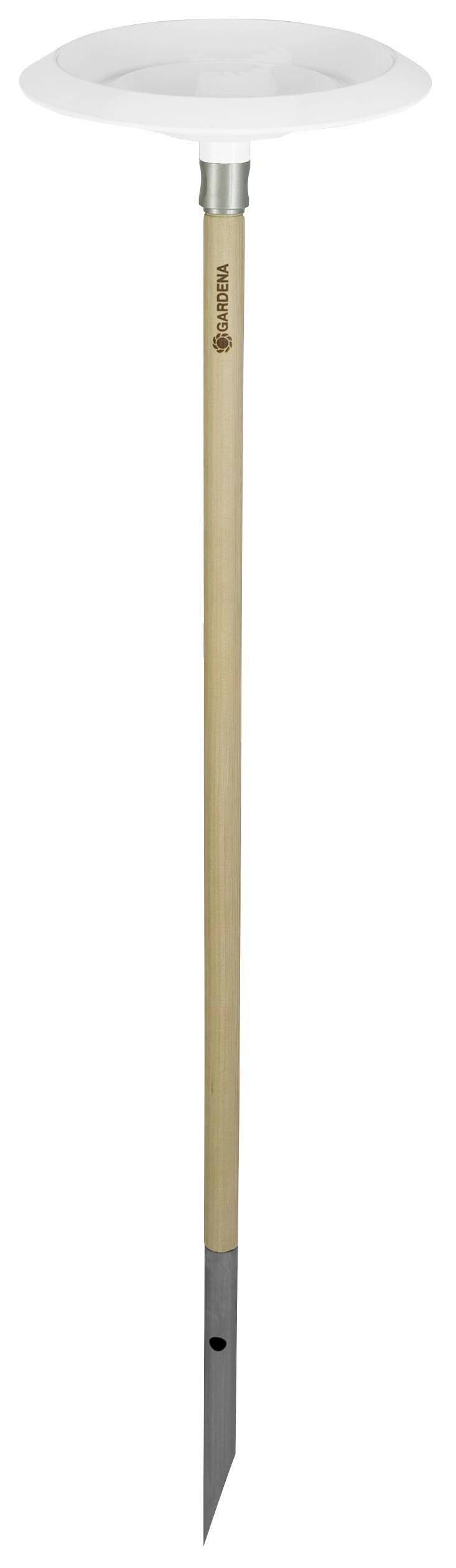 Drewniany kij zakończony płaskim, okrągłym metalowym talerzem u góry i wąską metalową końcówką u dołu; prawdopodobnie narzędzie ogrodnicze.