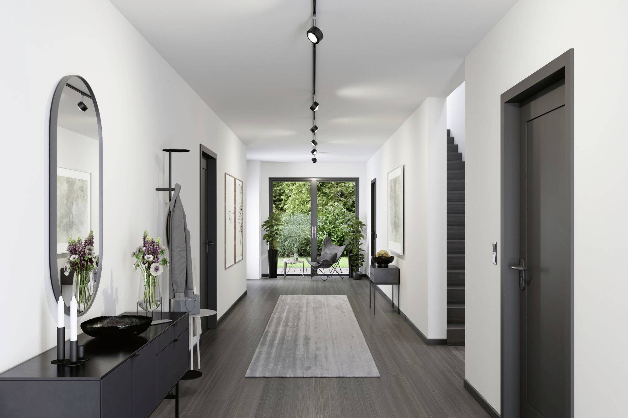 Długi, jasny korytarz w nowoczesnym domu, z drewnianą podłogą, czarnymi drzwiami, dekoracjami i widokiem na zielony ogród w tle.