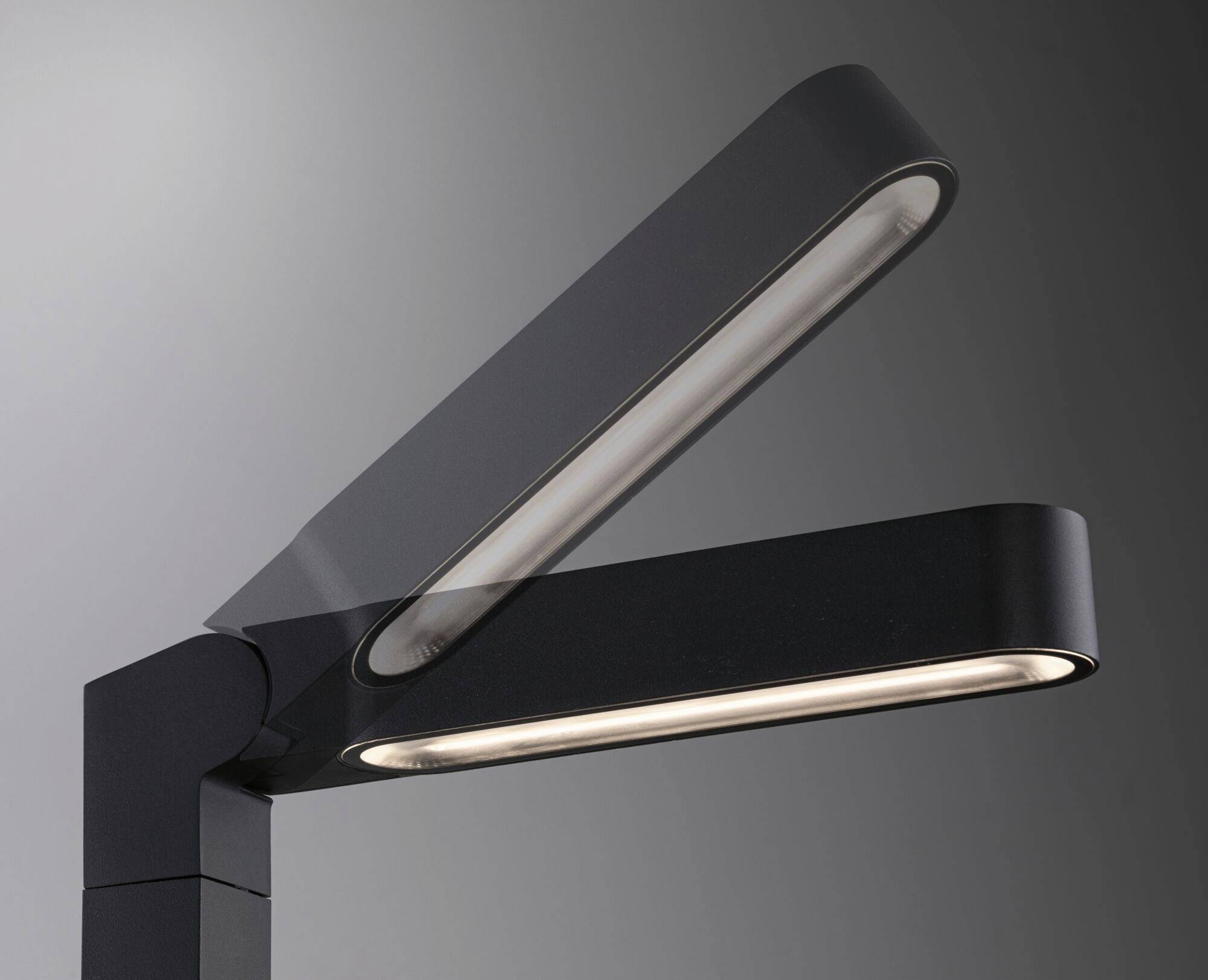 Nowoczesna, czarna lampa biurkowa z dwoma prostokątnymi źródłami światła, które można regulować w różnych kierunkach.