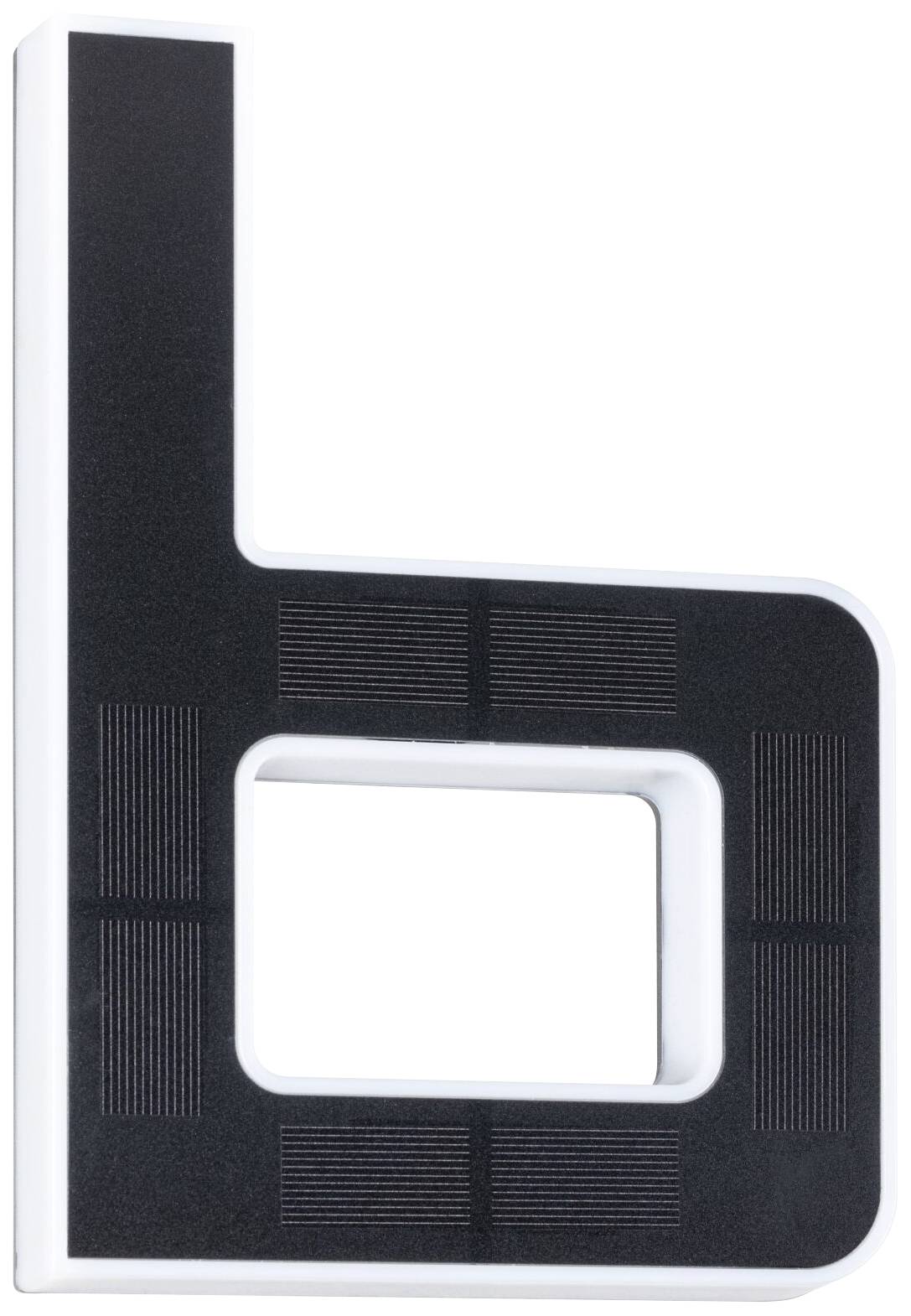 Czarno-białowy obiekt w kształcie litery L z kwadratowym otworem pośrodku. Projekt charakteryzuje się czystymi liniami i ostrymi krawędziami.