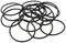 Kilka czarnych uszczelek gumowych w kształcie pierścieni, nakładających się na siebie i luźnoułożonych, nadających się do zastosowań uszczelniających w budowie maszyn i technice sanitarnej.