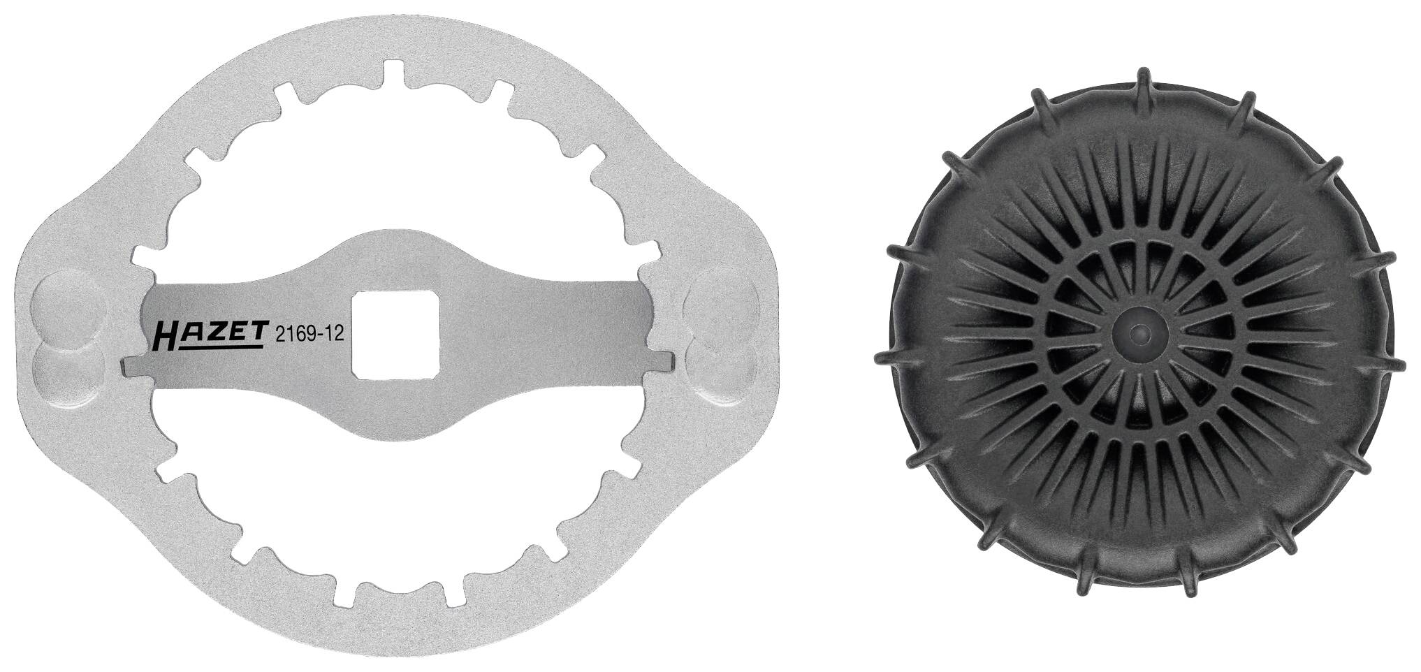 'Metalowe narzędzie o kształcie kołowym obok czarnej, przypominającej plastik tarczy z kolczastymi wypustkami.'