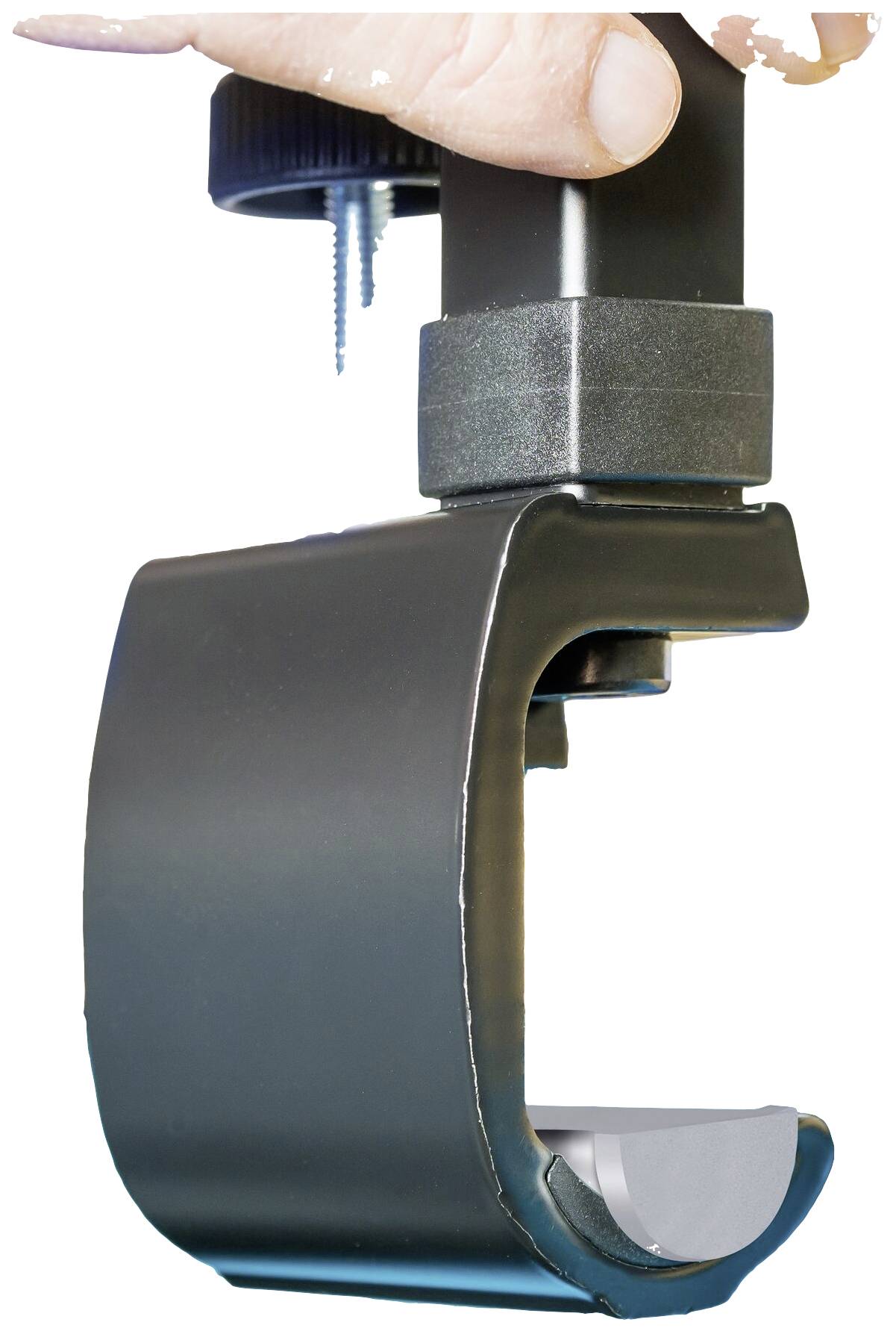 Jedna ręka trzyma uchwyt w kształcie litery C z mocowaniem śrubowym, odpowiedni do mocowania urządzeń na krawędziach lub blatach stołów.