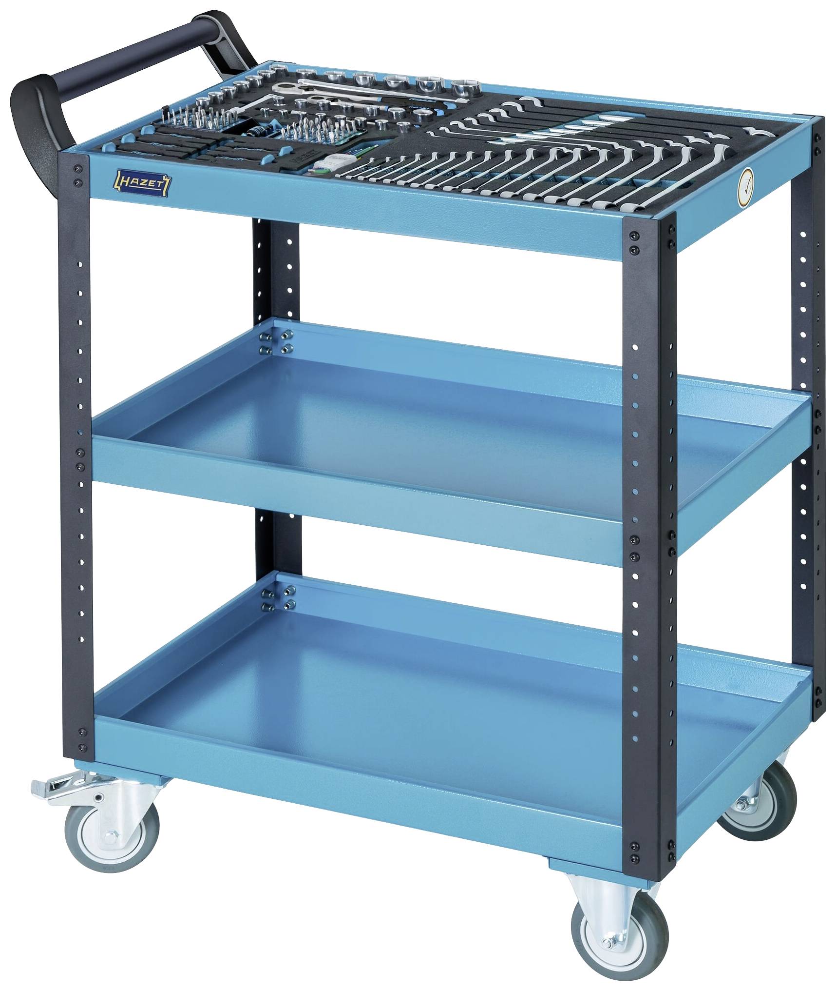 Granatowo-czarny wózek narzędziowy na kółkach z trzema poziomami półek. Na górze leży zestaw narzędzi, w tym klucze płaskie i nasadowe.