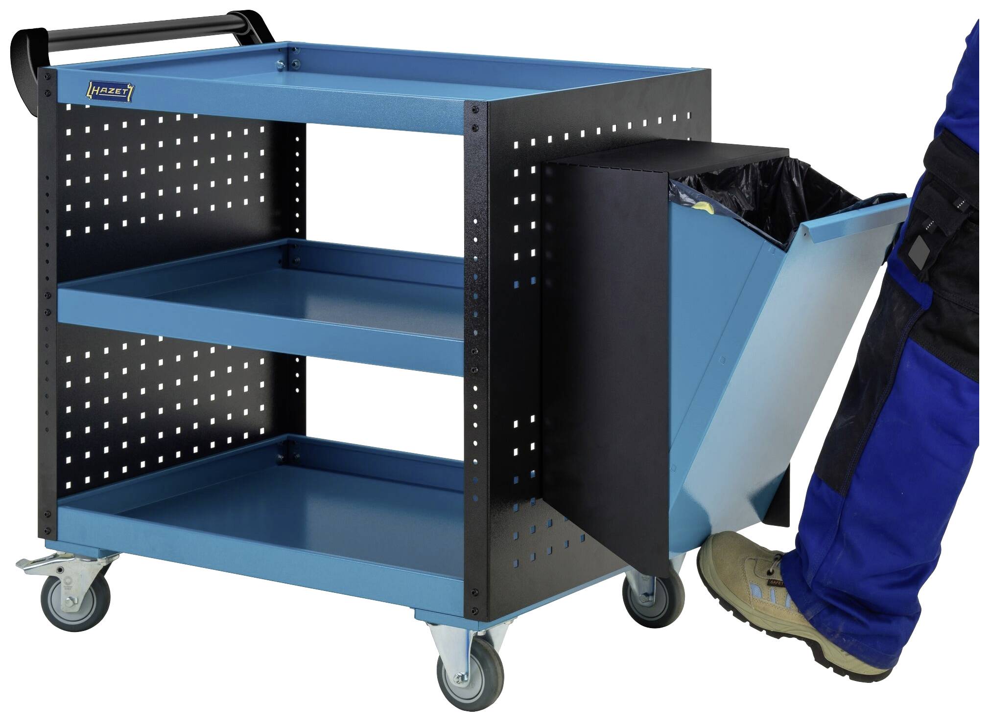 Niebieski wózek warsztatowy z trzema półkami. Po prawej stronie znajduje się kosz na śmieci, który jest otwierany przez osobę w niebieskim bucie. Na kółkach.