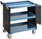 Wózek warsztatowy z trzema niebieskimi półkami, czarnymi bokami i czterema kółkami, odpowiedni do przechowywania narzędzi lub materiałów w warsztatach.