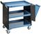 Niebieski wózek warsztatowy z trzema półkami i pojemnikiem bocznym na odpady, stojący na czterech kółkach, przeznaczony do przechowywania narzędzi i materiałów.