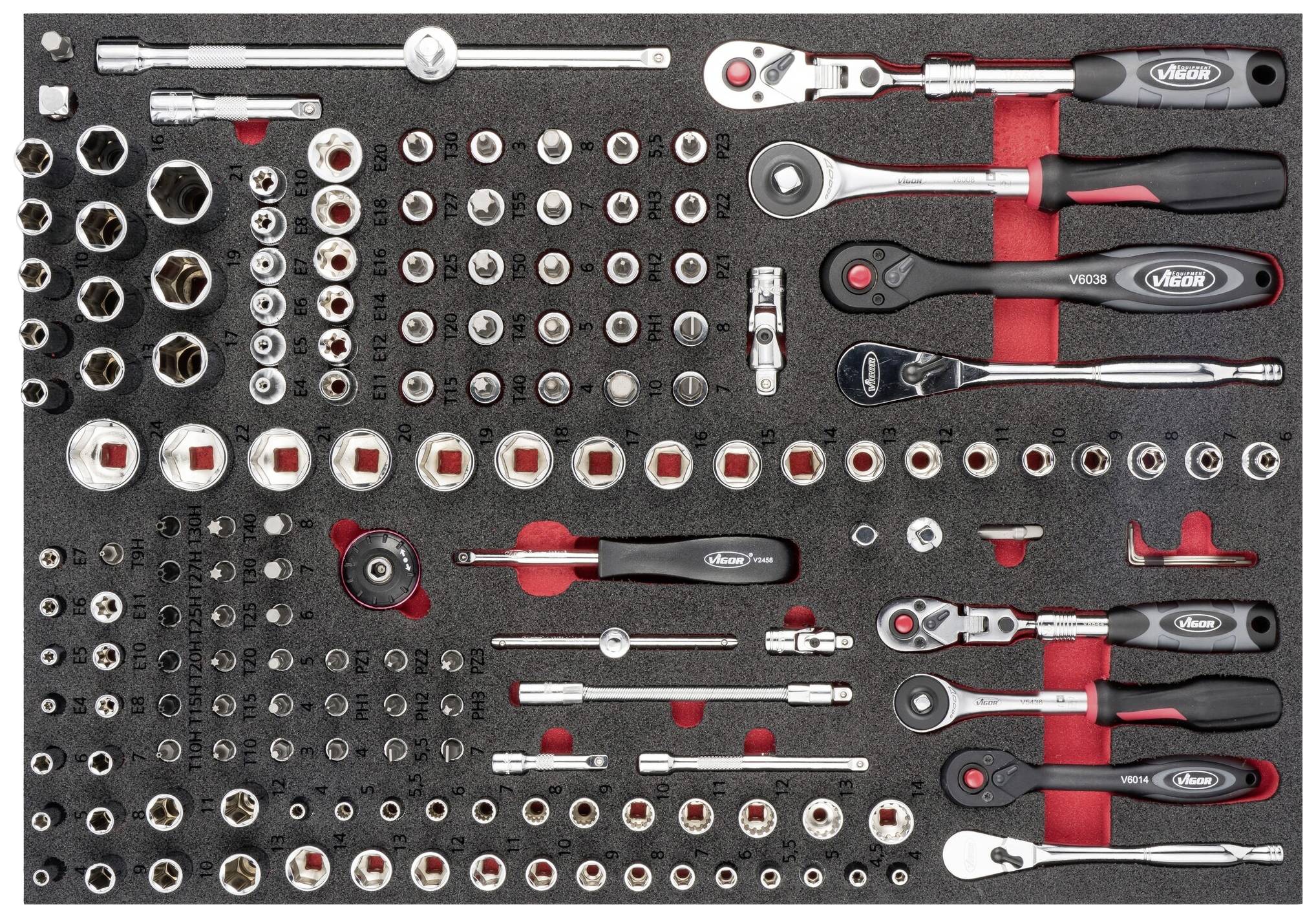 Obszerny zestaw narzędzi z grzechotkami, nasadkami i przedłużkami, starannie ułożony w wewnętrznej wyściółce z pianki.