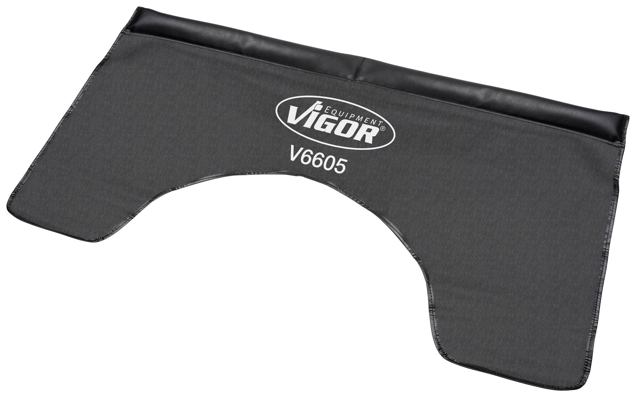 Czarna mata ochronna z nadrukiem 'Vigor V6605', specjalnie ukształtowana do użycia w warsztatach w celu ochrony powierzchni.