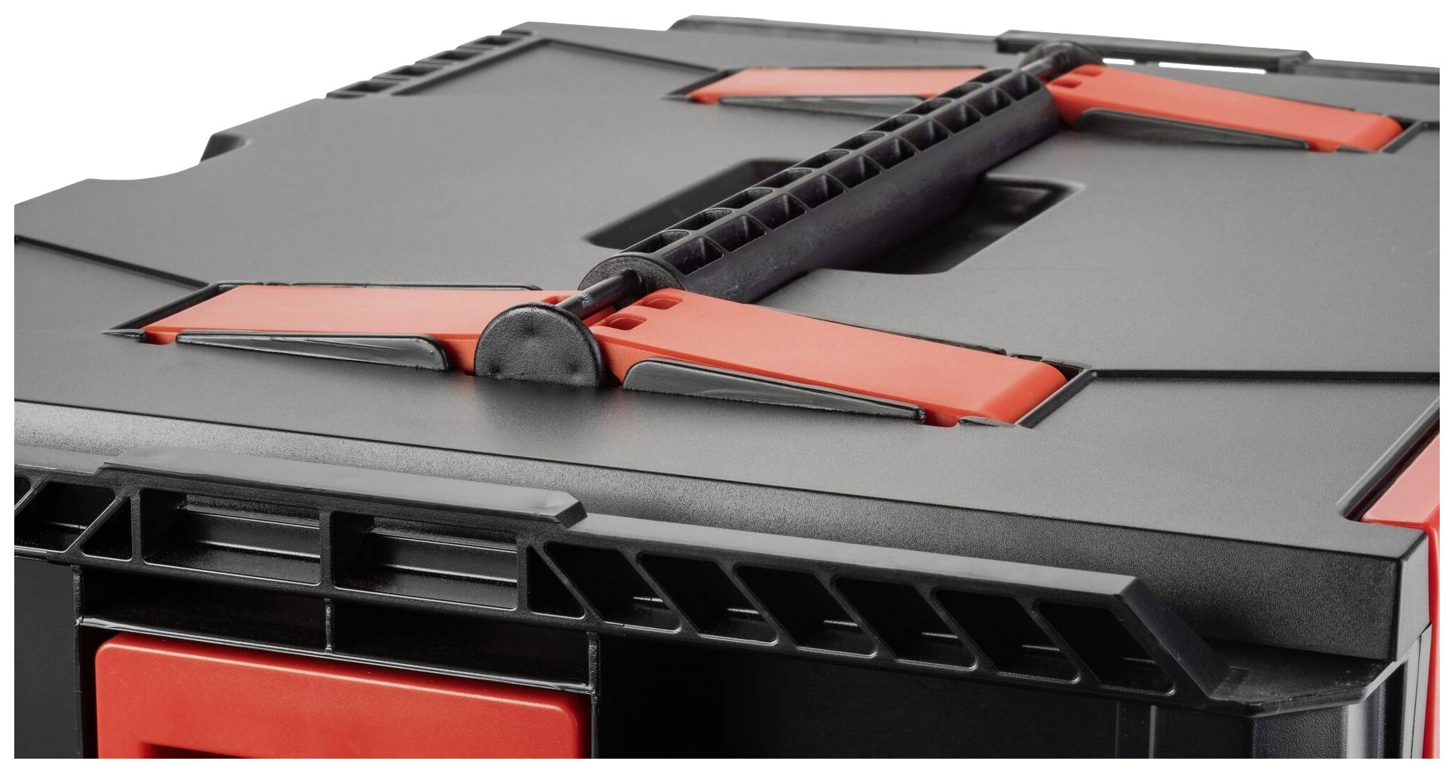 Czarny plastikowy pojemnik z czerwonymi zamknięciami i czarną rączką, odpowiedni do przechowywania i transportu.