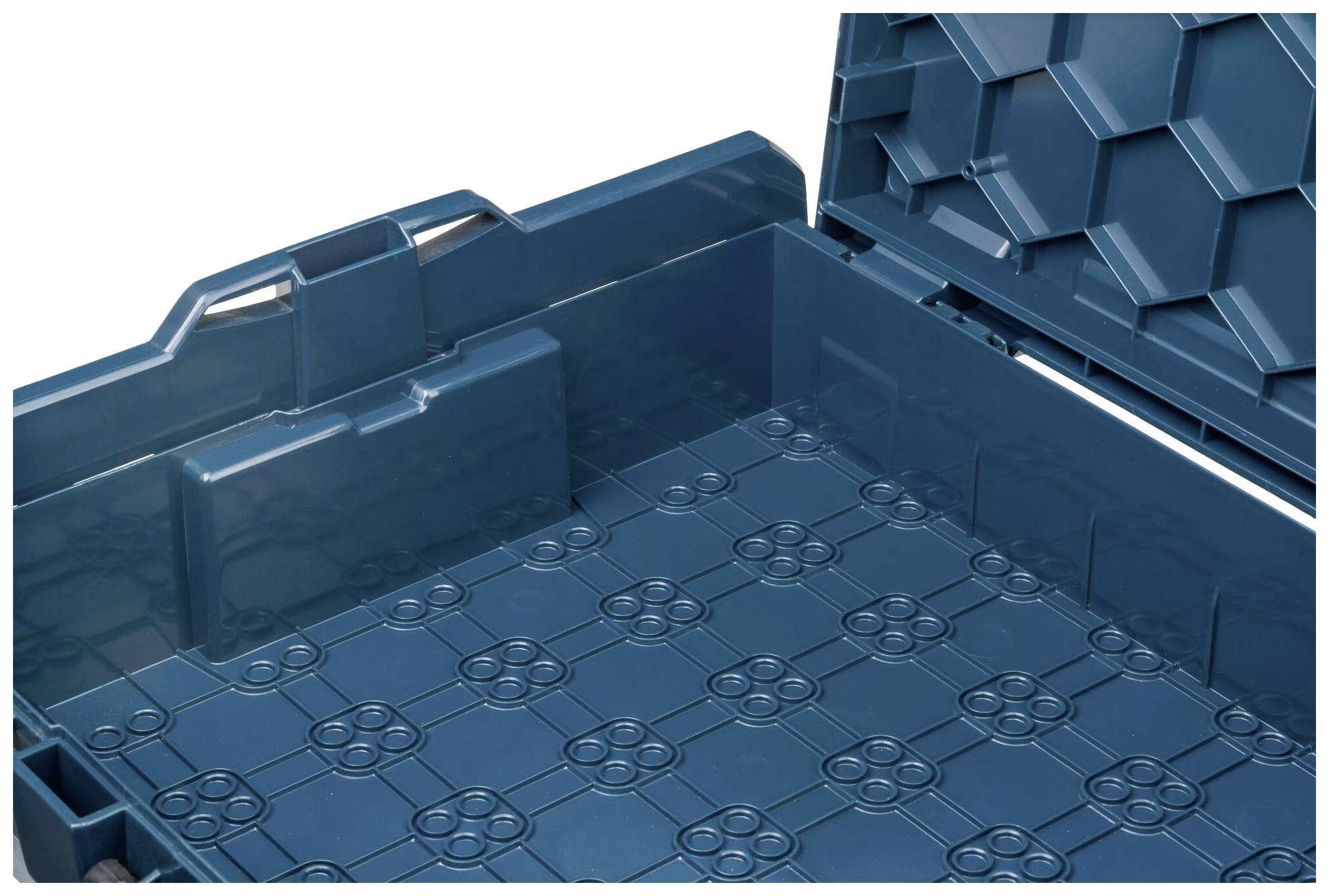 Niebieski pusty skrzynka narzędziowa z otwieraną pokrywą, widok z góry. Wewnętrzne dno z wzorem geometrycznym.