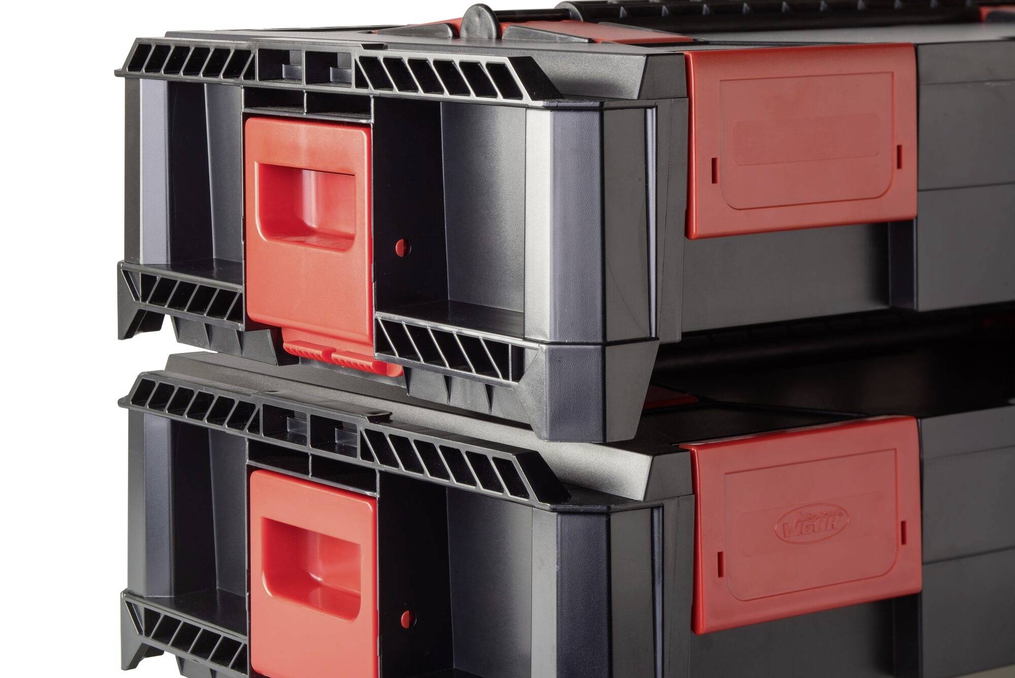 Dwie czarne pudła magazynowe ułożone w stos, z czerwonymi uchwytami, przeznaczone do przechowywania narzędzi lub materiałów.